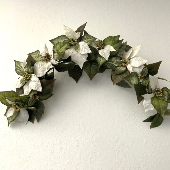 POINSETTIA HOLIDAY SWAG WALL DÉCOR ARTIFICAL CHRISTMAS - Picture 3 of 13